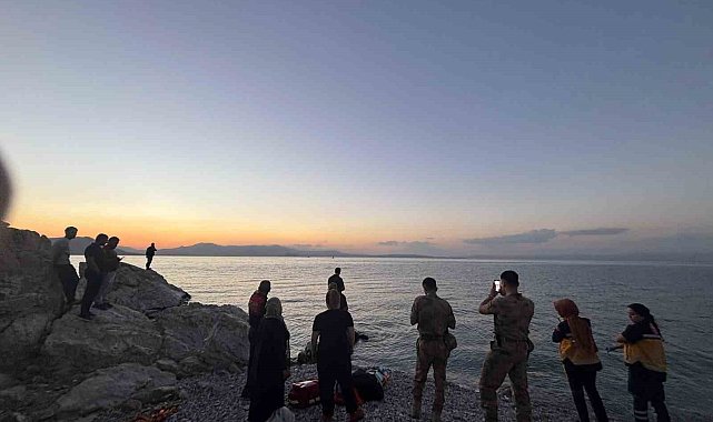 Kayalıklarda mahsur kalan genç kız kurtarıldı