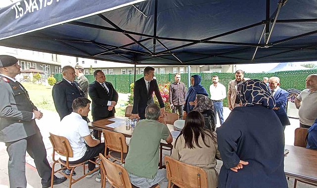 Kaymakam, ilçeye gelen üniversite öğrencilerini kapıda karşıladı