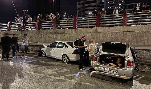 Kayseri'de 3 otomobilin karıştığı kazada 2 sürücü yaralandı
