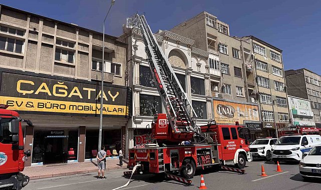 Kayseri'de avize imalathanesinin çatısında çıkan yangın söndürüldü