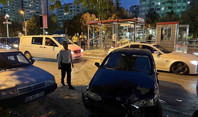 Kayseri'de otomobil tramvay durağına çarptı: 1 yaralı