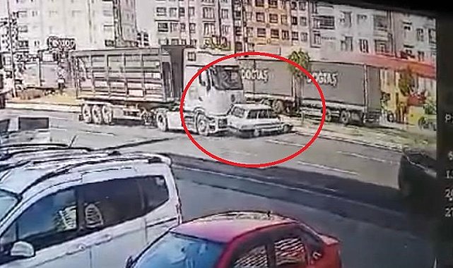Kayseri'de tırla çarpışan otomobilin takla attığı kaza kamerada