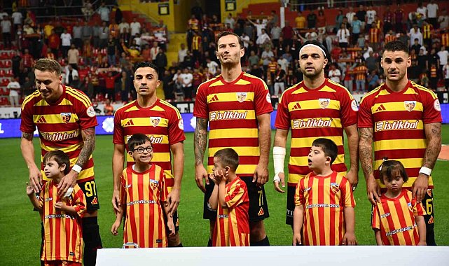 Kayserispor-İstanbulspor maçı seramonisinde Down sendromlu minik kalpler vardı