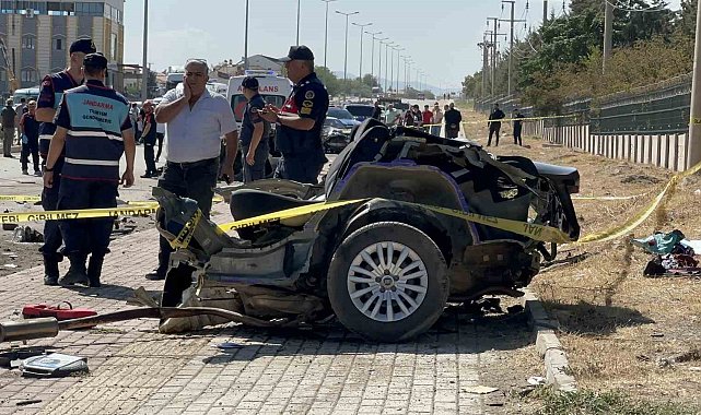 Kazada Fiat otomobil ikiye bölündü: 2 ölü, 2 yaralı