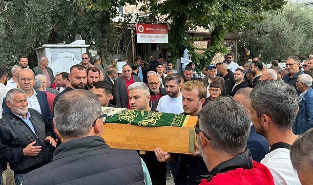 Kazada hayatını kaybeden hamile anne, 3 yaşındaki kızı ve bebeği toprağa verildi