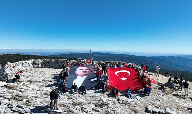 Kazdağları'nın zirvesinde bayrak yürüyüşü