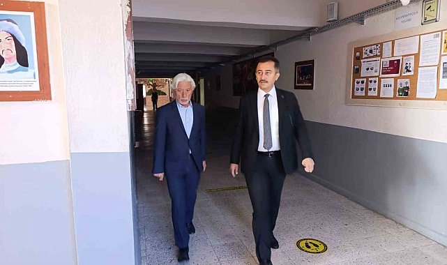 Keleş öğretmen ve öğrencilerin taleplerini dinledi