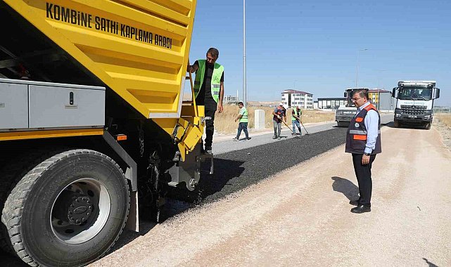 Kendi asfaltını üretip kendi yolunu yapıyor