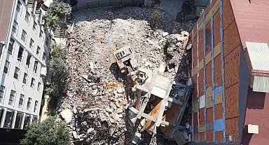 Kentsel dönüşüm yıkımında çöken beton blok iş makinesinin üzerine devrildi