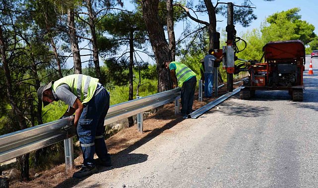Kepez'de ulaşım güvenliği için yollara 'oto korkuluk'