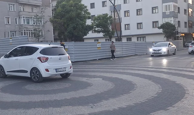 Keşan'da Hastane Caddesi'ndeki inşaat yaya güvenliğini tehdit ediyor