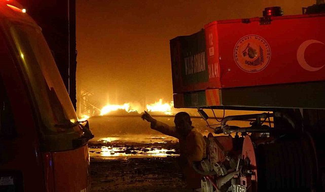 Kilis'te ambalaj fabrikasında yangın: 1 itfaiye eri yaralandı