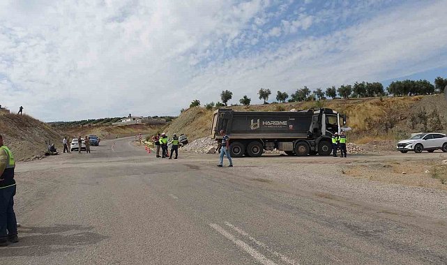 Kilis'te kamyon ile hafif ticari araç çarpıştı: 3 ağır yaralı