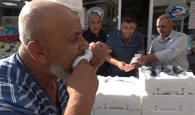 Kilis'te palamut 100 liraya düştü, balıkçı çiğ çiğ yedi