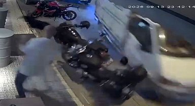 Kimse ne olduğunu anlayamadı, temizlik yapan esnaf kamyonetin altında kalmaktan son anda kurtuldu