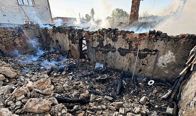 Kırıkkale'de bağ evi ve samanlık yandı