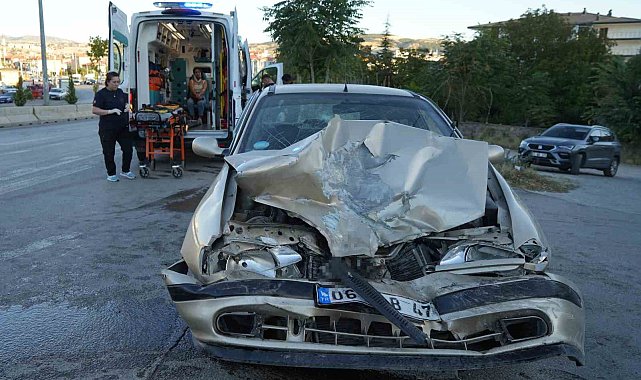 Kırıkkale'de minibüs ile otomobil çarpıştı: 3 yaralı