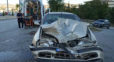 Kırıkkale'de minibüs ile otomobil çarpıştı: 3 yaralı