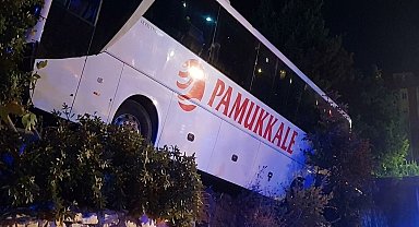 Kırkağaç'ta yolcu otobüsü kaza yaptı: 18 yaralı