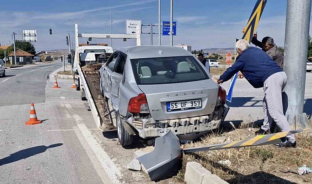 Kırmızı ışıkta durmadı, iki otomobile çarptı: Ehliyetine 2 ay el konuldu