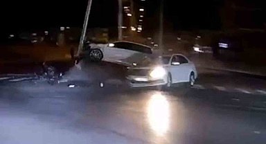 Kırmızı ışıkta geçen otomobilin kazası güvenlik kamerasında: 3 yaralı