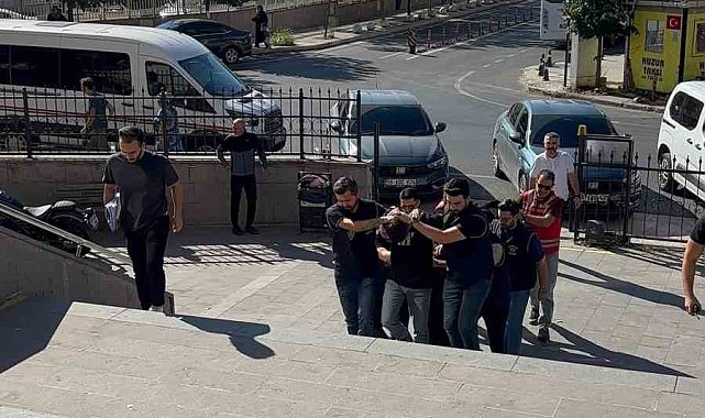 Kız kardeşine atılan mesaja sinirlenen ağabey, dehşet saçtı: 1 yaralı
