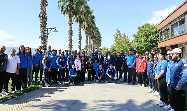 Kocaeli'de Başkan Büyükakın başarılı sporcularla buluştu