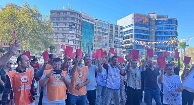 Konak Belediyesi işçilerinden 'kırmızı kart'lı eylem