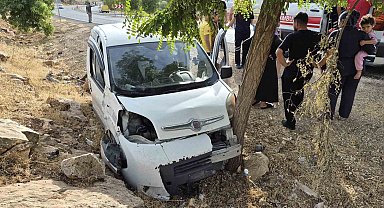 Kontrolden çıkan araç ağaca çarptı: 2 yaralı