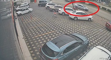 Kontrolden çıkan araç önce kamyonete, sonra park halindeki araçlara çarptı