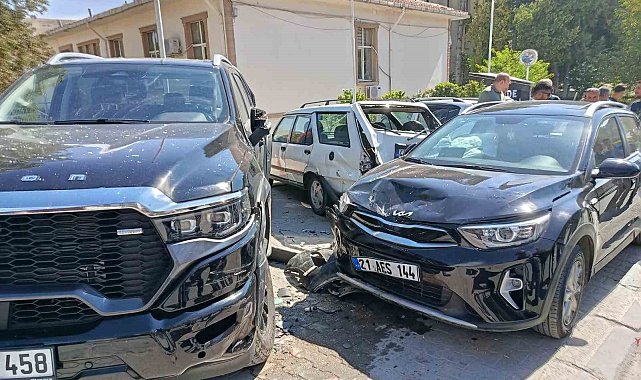 Kontrolden çıkan araç park halindeki 4 araca çarptı