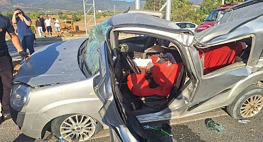 Kontrolden çıkan araç yönlendirme direklerine çarptı: 1 yaralı