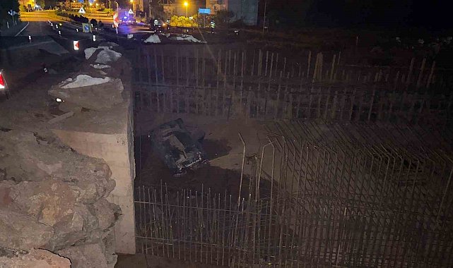 Kontrolden çıkan otomobil, 5 metre yükseklikten alt geçit inşaatının temeline uçtu: 2 yaralı
