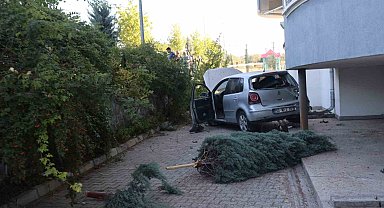 Kontrolden çıkan otomobil apartmanın bahçesine düştü: 1 yaralı