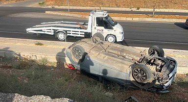 Kontrolden çıkan otomobil kaldırıma uçarak ters döndü: 1 yaralı