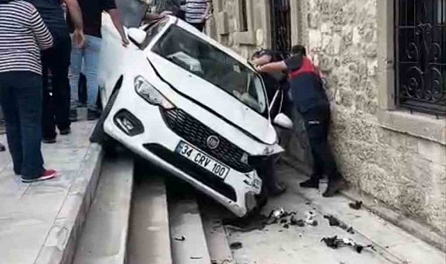 Kontrolden çıkan otomobil, müzenin önündeki merdivenlerden aşağı düştü