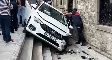 Kontrolden çıkan otomobil, müzenin önündeki merdivenlerden aşağı düştü