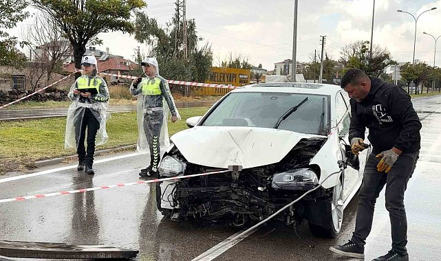 Kontrolden çıkan otomobil önce direği sonra ağacı devirdi: 1 yaralı