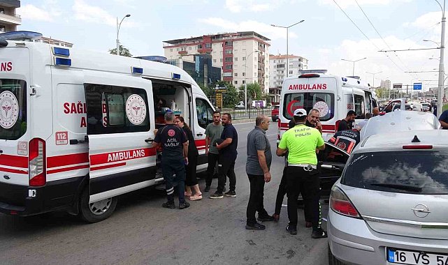 Kontrolden çıkan otomobil trambüs direğine çarptı: 2'si çocuk 4 yaralı