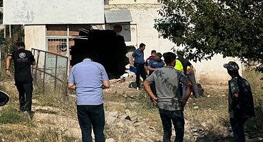Kontrolden çıkan otomobil yol kenarında bulunan depoya girdi