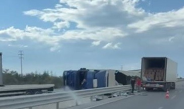 Kontrolden çıkan tır devrildi, yükü yola saçıldı