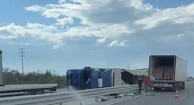 Kontrolden çıkan tır devrildi, yükü yola saçıldı