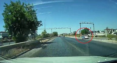 Kontrolsüz şekilde tali yola dönen otomobile arkadan gelen motosiklet çarptı