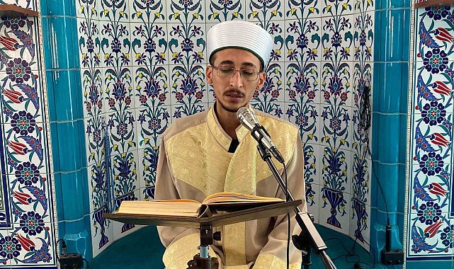 Konuşurken kekeleyen vekil imam hatip, Kur'an-ı Kerim'i ve duaları takılmadan okuyor