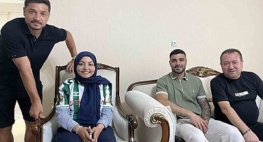 Konyaspor'dan omurilik kanseri tedavisi gören taraftar Sude Ay'a ziyaret