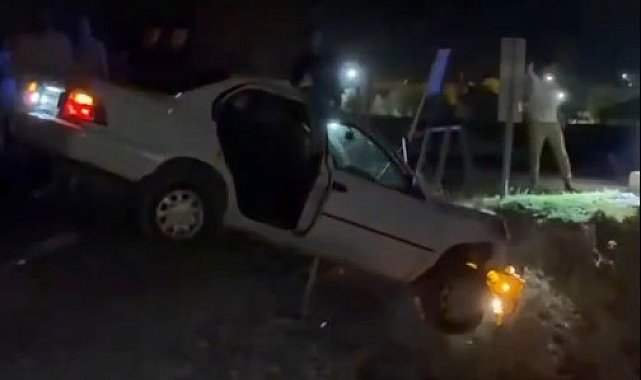 Köpeğe çarpmamak için kaza yaptı: Otomobil köprüde asılı kadı
