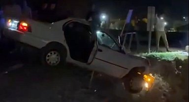 Köpeğe çarpmamak için kaza yaptı: Otomobil köprüde asılı kadı