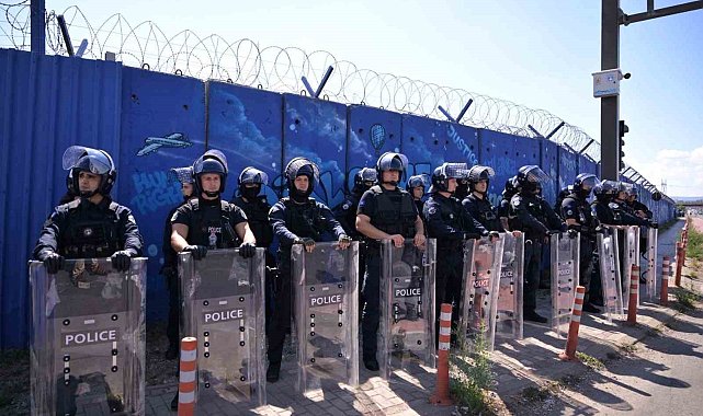 Kosovalılar eski Cumhurbaşkanı Thaçi'nin mahkumiyeti sonrası Lahey'de polisle çatıştı