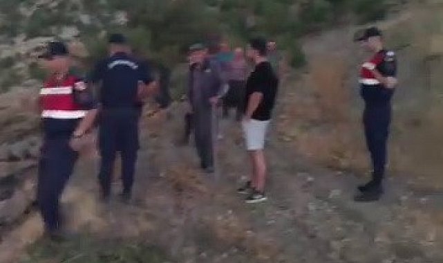 Kovalarla su taşıyan köylüler yangını söndürdü
