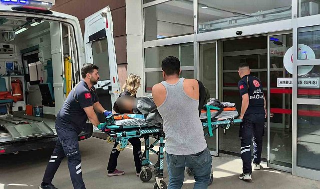 Küçük çocuğun kullandığı iş makinesi devrildi: 1 yaralı